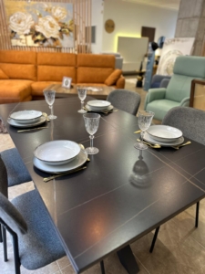 El Comedor Perfecto: Mesa Elegante y Sillas de Diseño a Precio Irresistible.