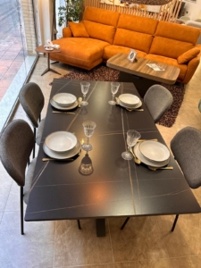 El Comedor Perfecto: Mesa Elegante y Sillas de Diseño a Precio Irresistible.