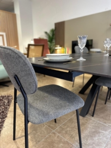 El Comedor Perfecto: Mesa Elegante y Sillas de Diseño a Precio Irresistible.