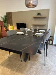 El Comedor Perfecto: Mesa Elegante y Sillas de Diseño a Precio Irresistible.